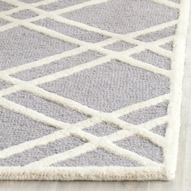 Safavieh Cambridge 2'-6" x 6'-0" Rug in Silver / Ivory