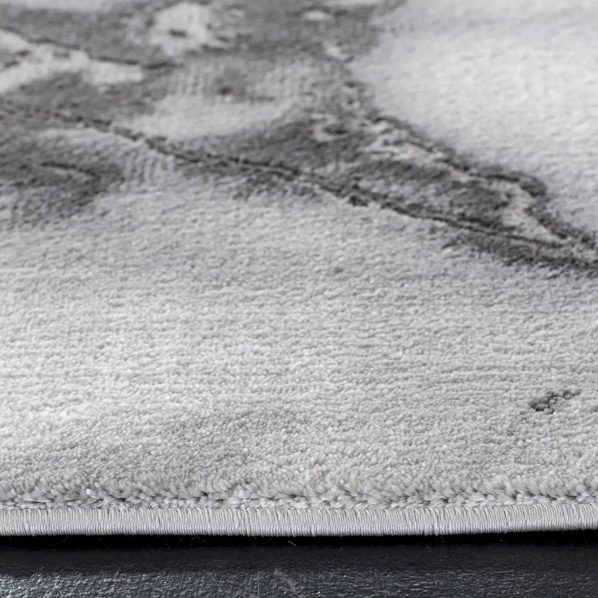 Safavieh Craft 5'-3" x 7'-6" Rug in Grey / Silver