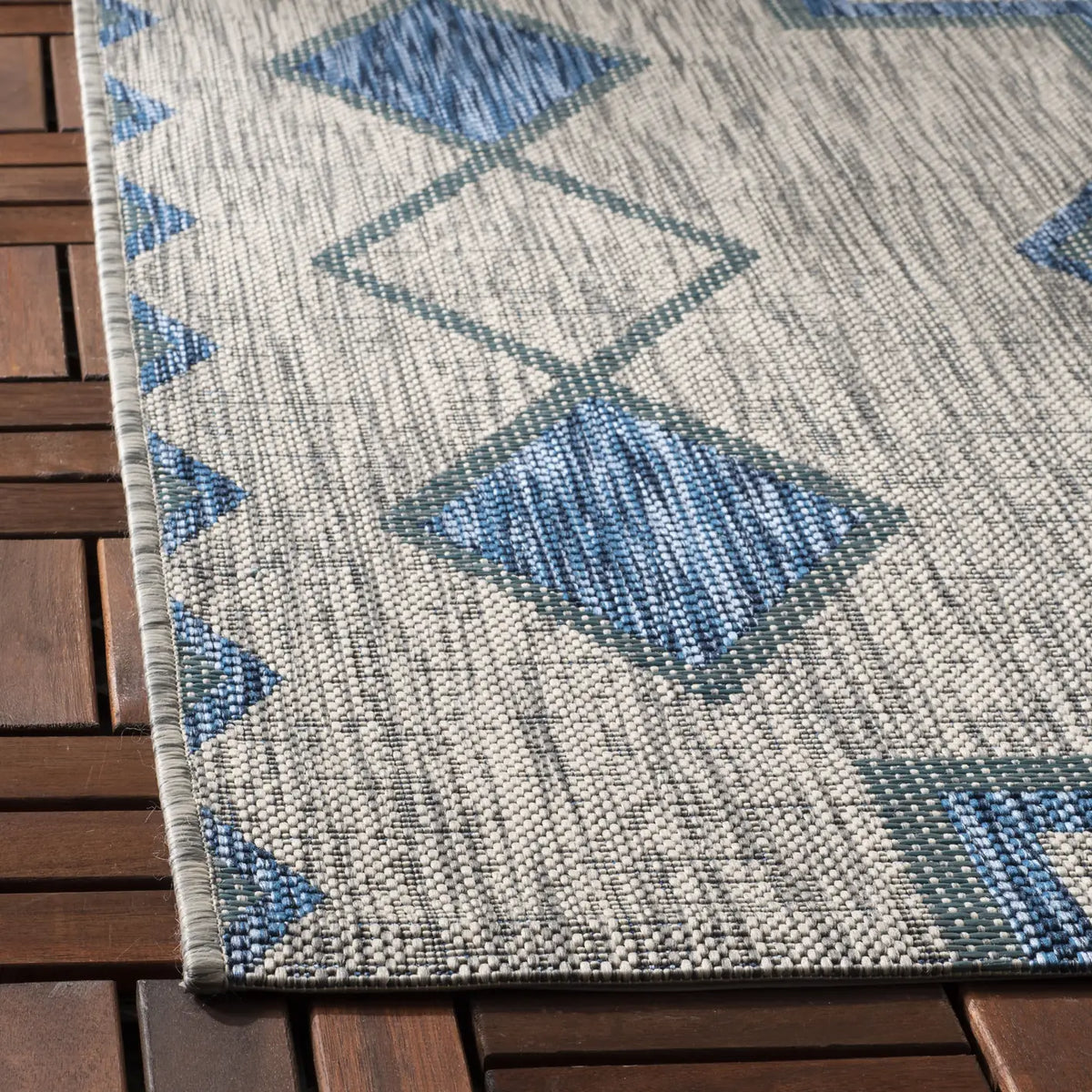 Safavieh Courtyard 4'-0" x 5'-7" Rug in Grey / Aqua