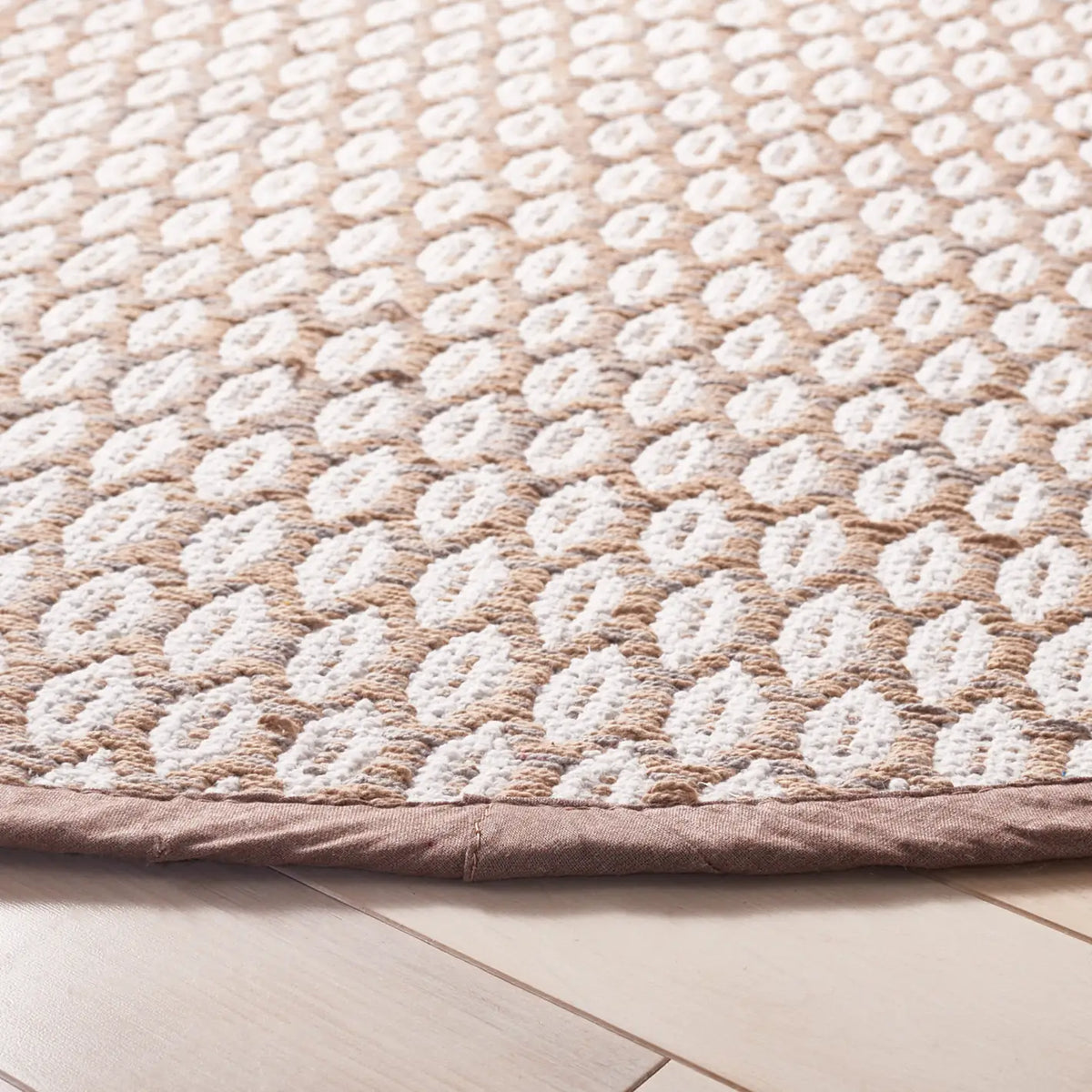 Safavieh Montauk 6'-0" x 6'-0" Rug in Beige / Ivory