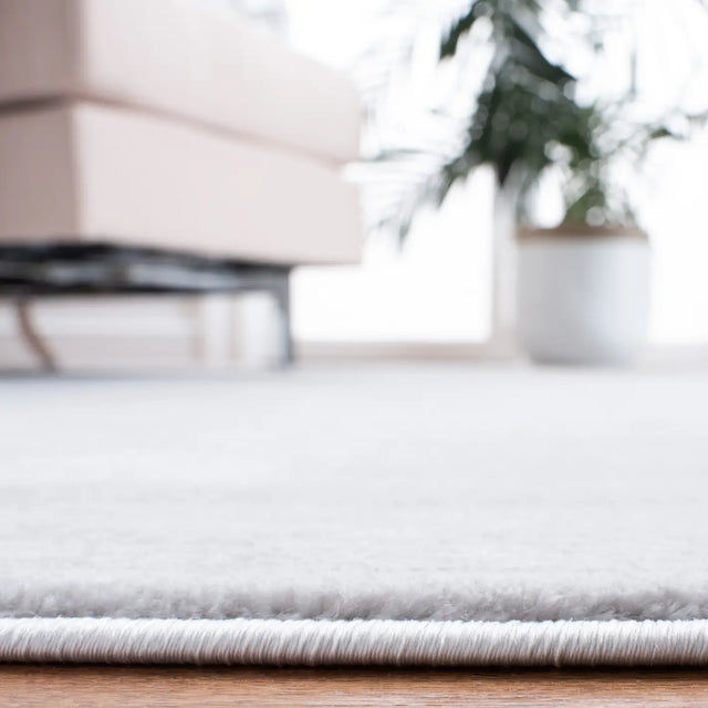 Safavieh Carnegie 5'-1" x 7'-6" Rug in Light Grey / Grey