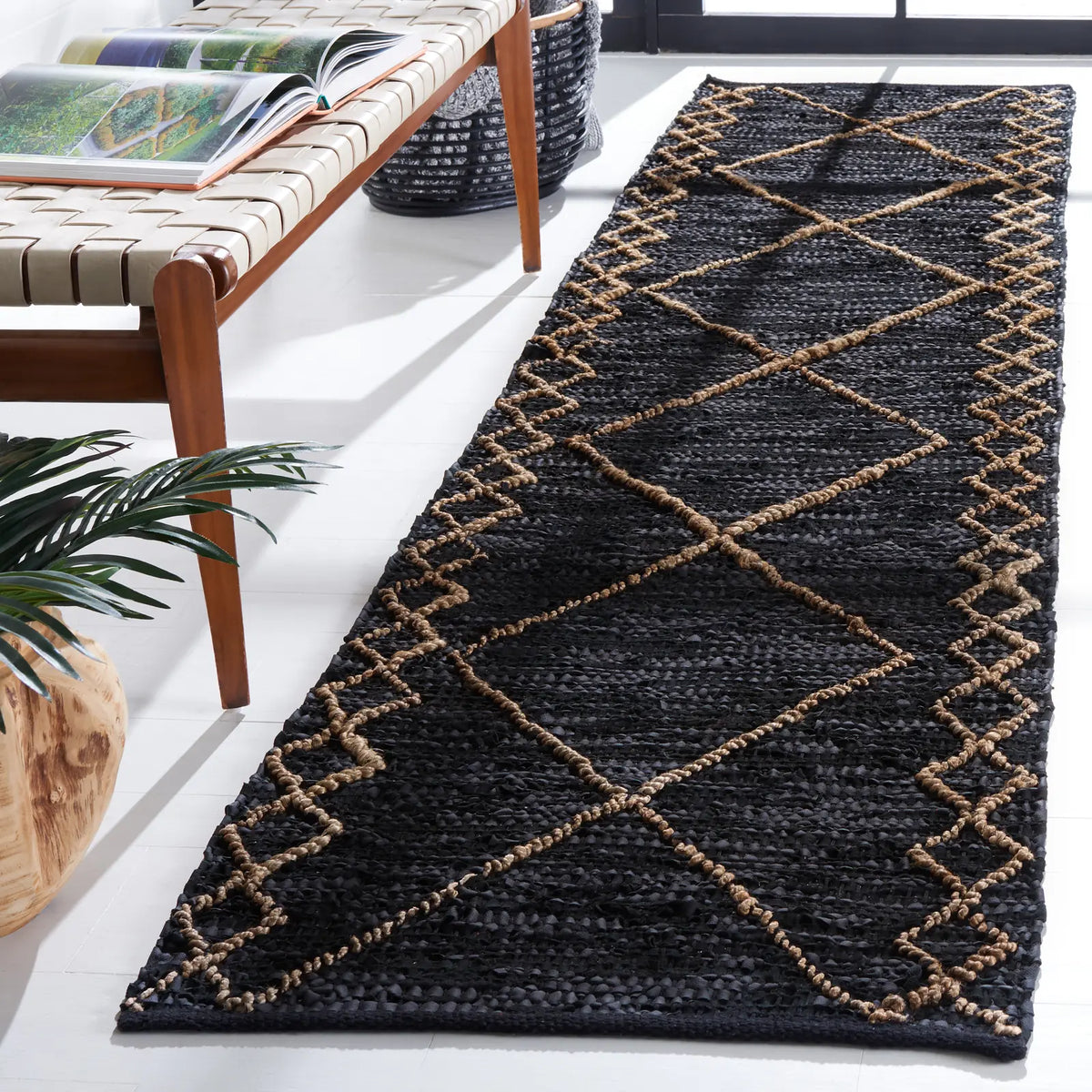 Safavieh Vintage Leather 2'-3" x 9'-0" Rug in Black / Natural