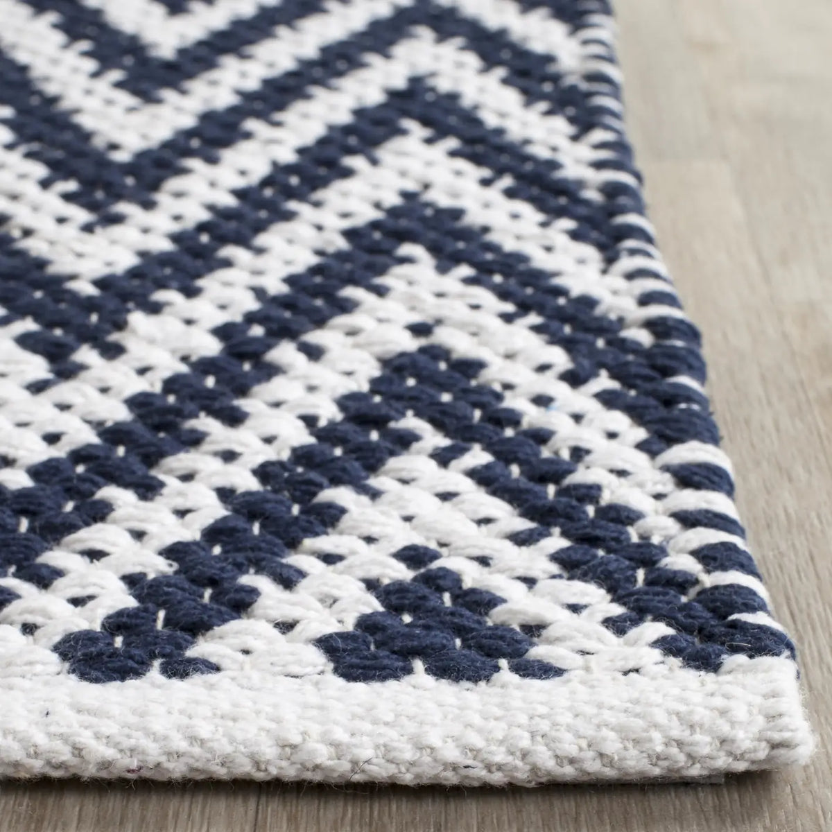 Safavieh Montauk 5'-0" x 7'-0" Rug in Navy / Ivory