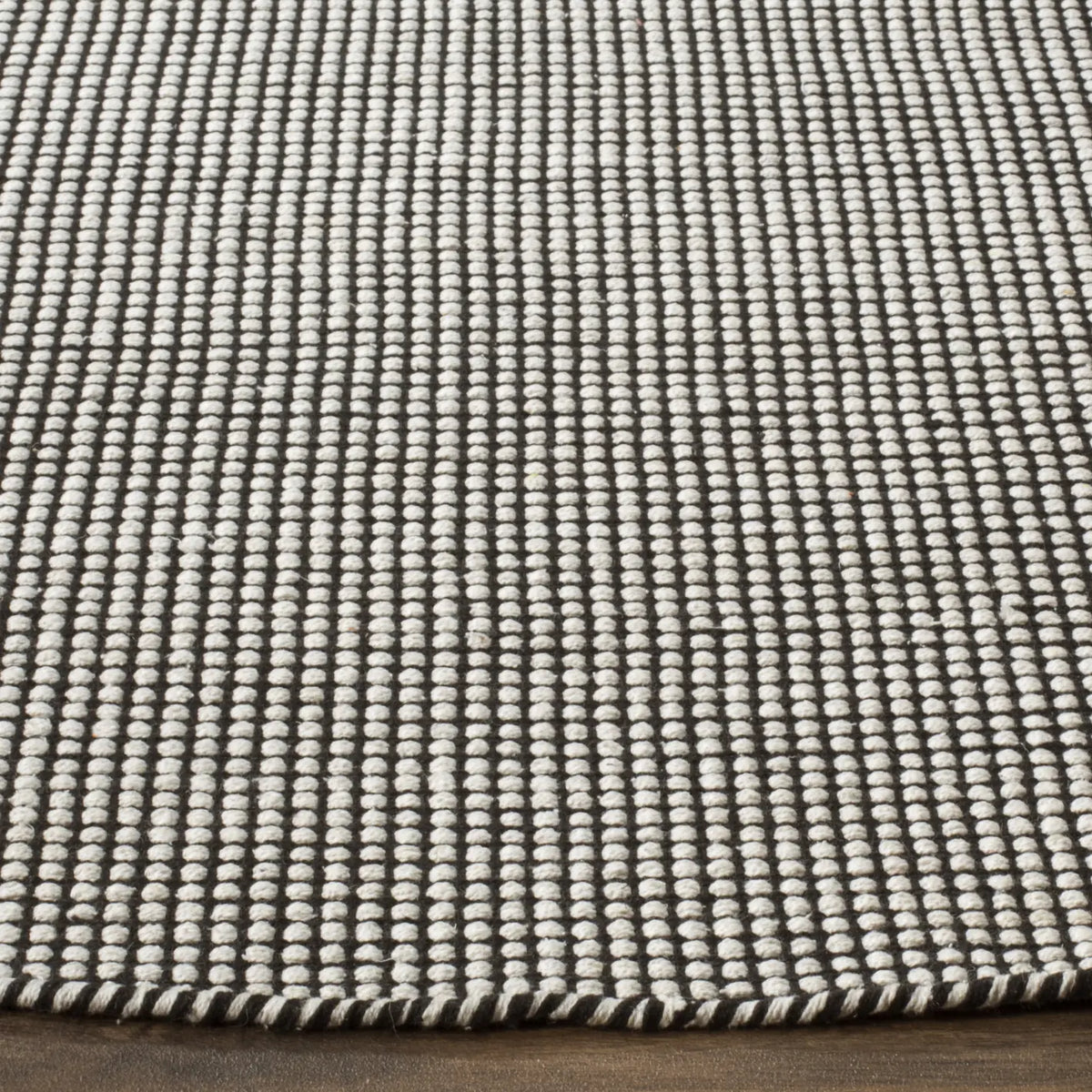 Safavieh Montauk 6'-0" x 6'-0" Rug in Ivory / Black