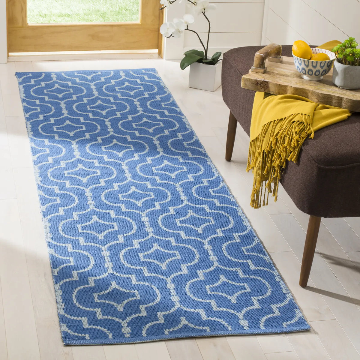 Safavieh Montauk 2'-3" x 7'-0" Rug in Blue / Ivory