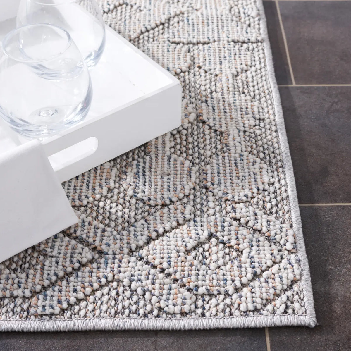 Safavieh Global 4'-0" x 6'-0" Rug in Grey / Ivory