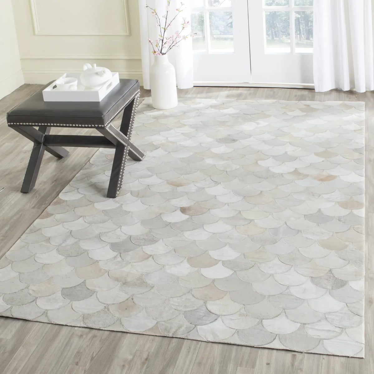 Safavieh Studio Leather 4'-0" x 6'-0" Rug in Ivory / Grey