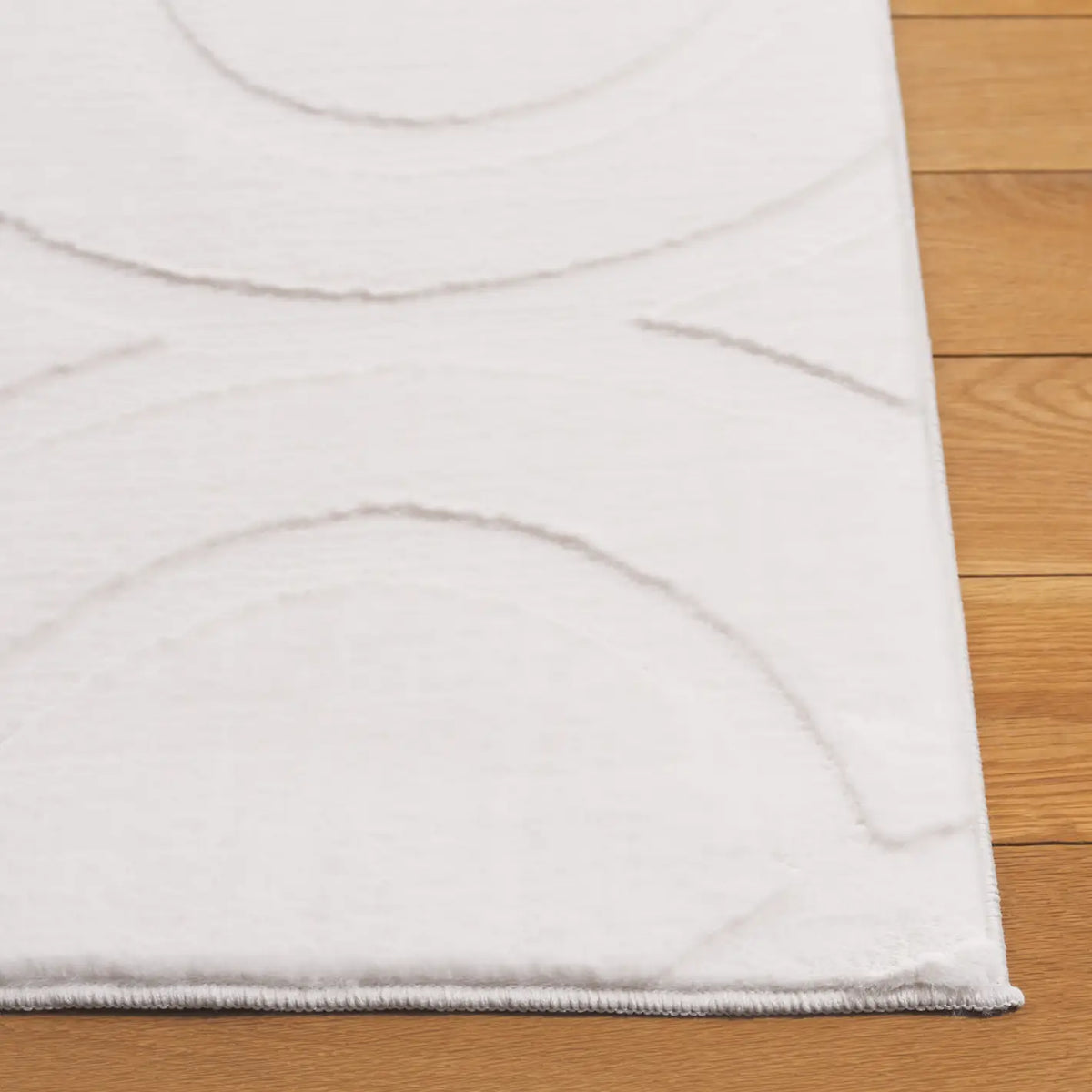 Safavieh Faux Rabbit Fur 800 4'-0" x 6'-0" Rug in Ivory