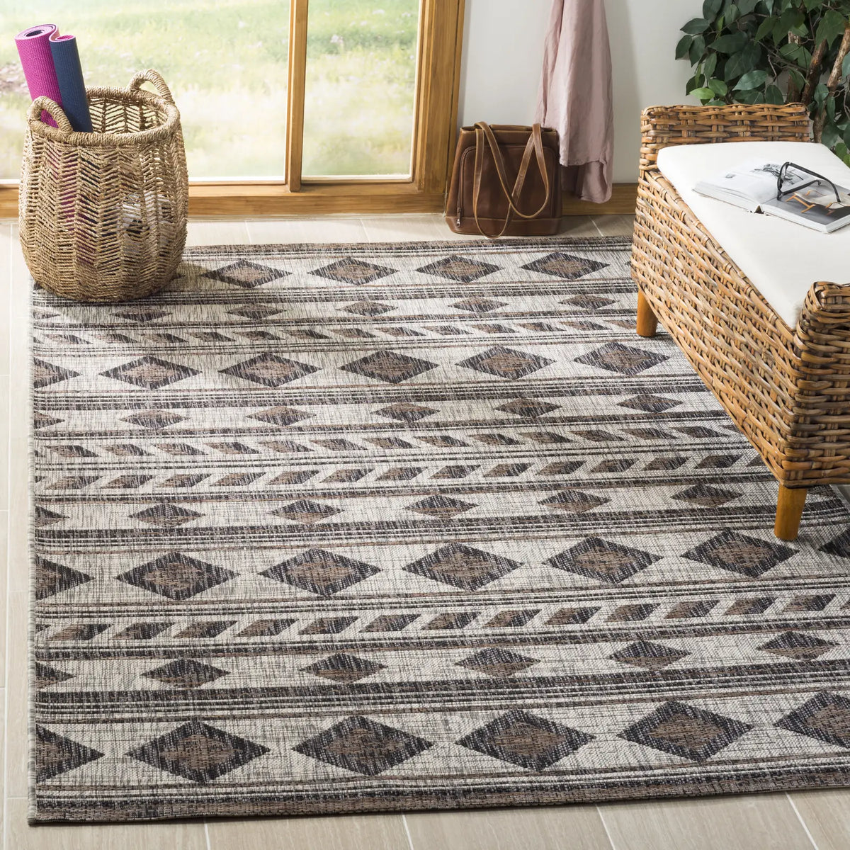 Safavieh Courtyard 5'-3" x 7'-7" Rug in Grey / Black