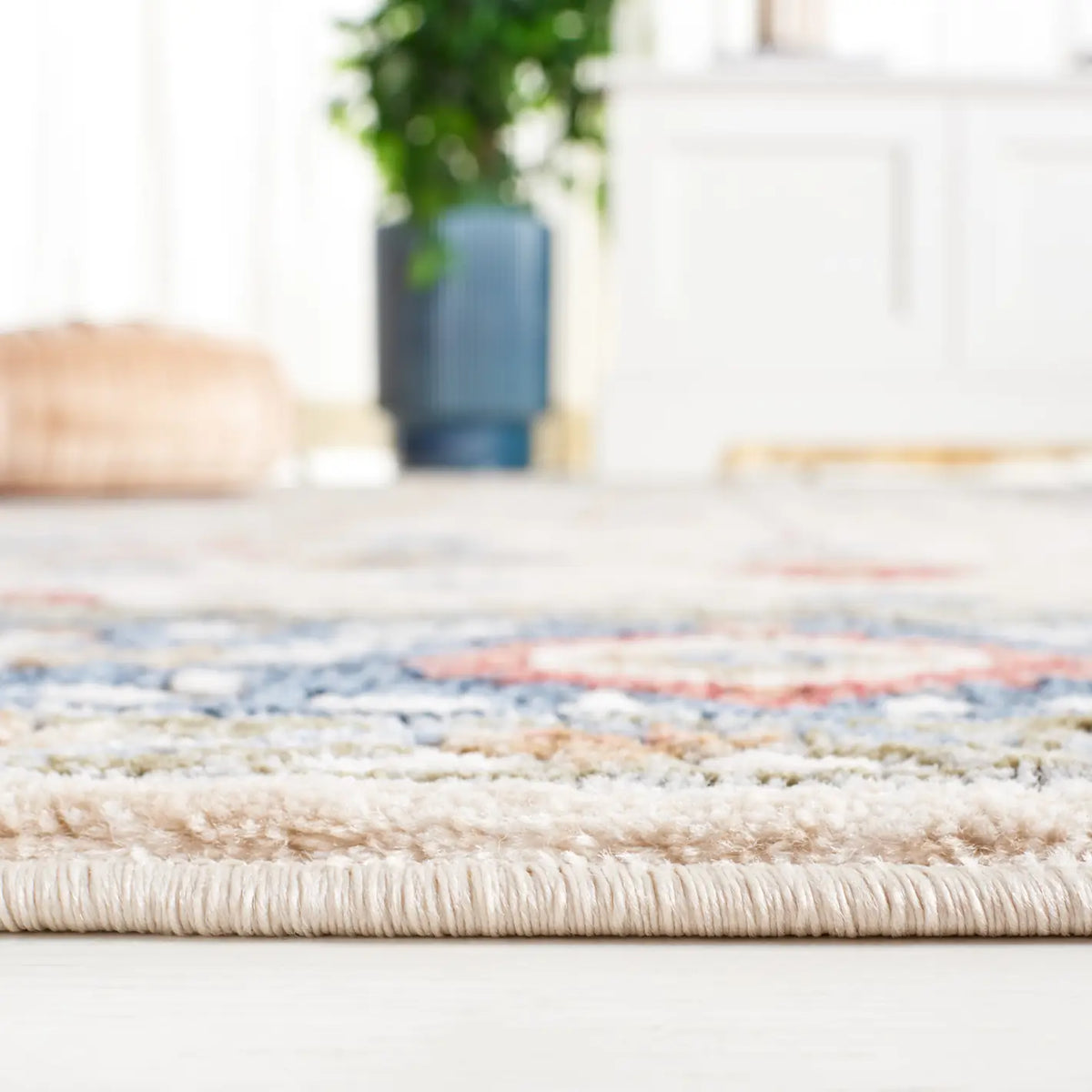 Safavieh Rosewood 4'-0" x 6'-0" Rug in Ivory / Blue