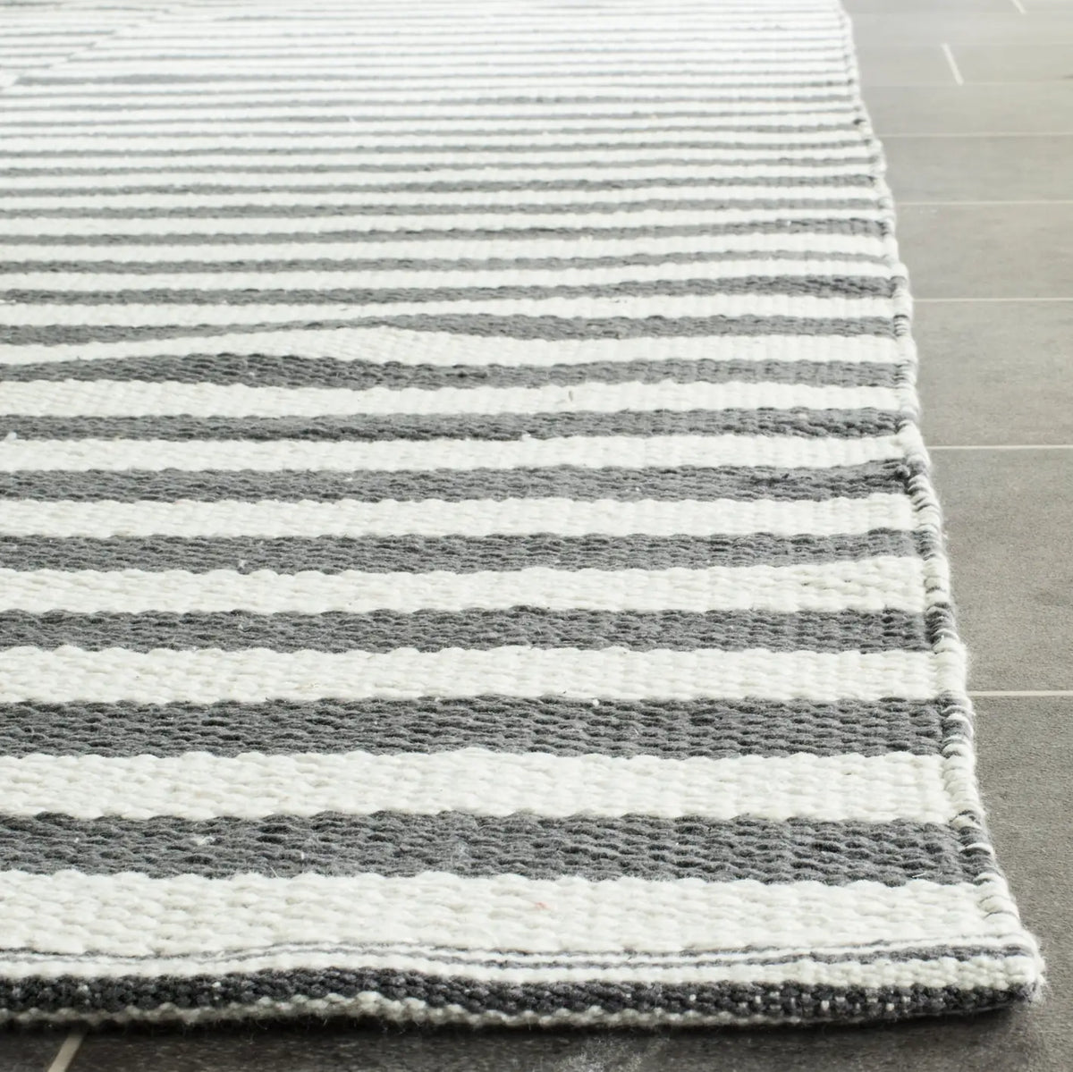 Safavieh Montauk 5'-0" x 7'-0" Rug in Ivory / Grey