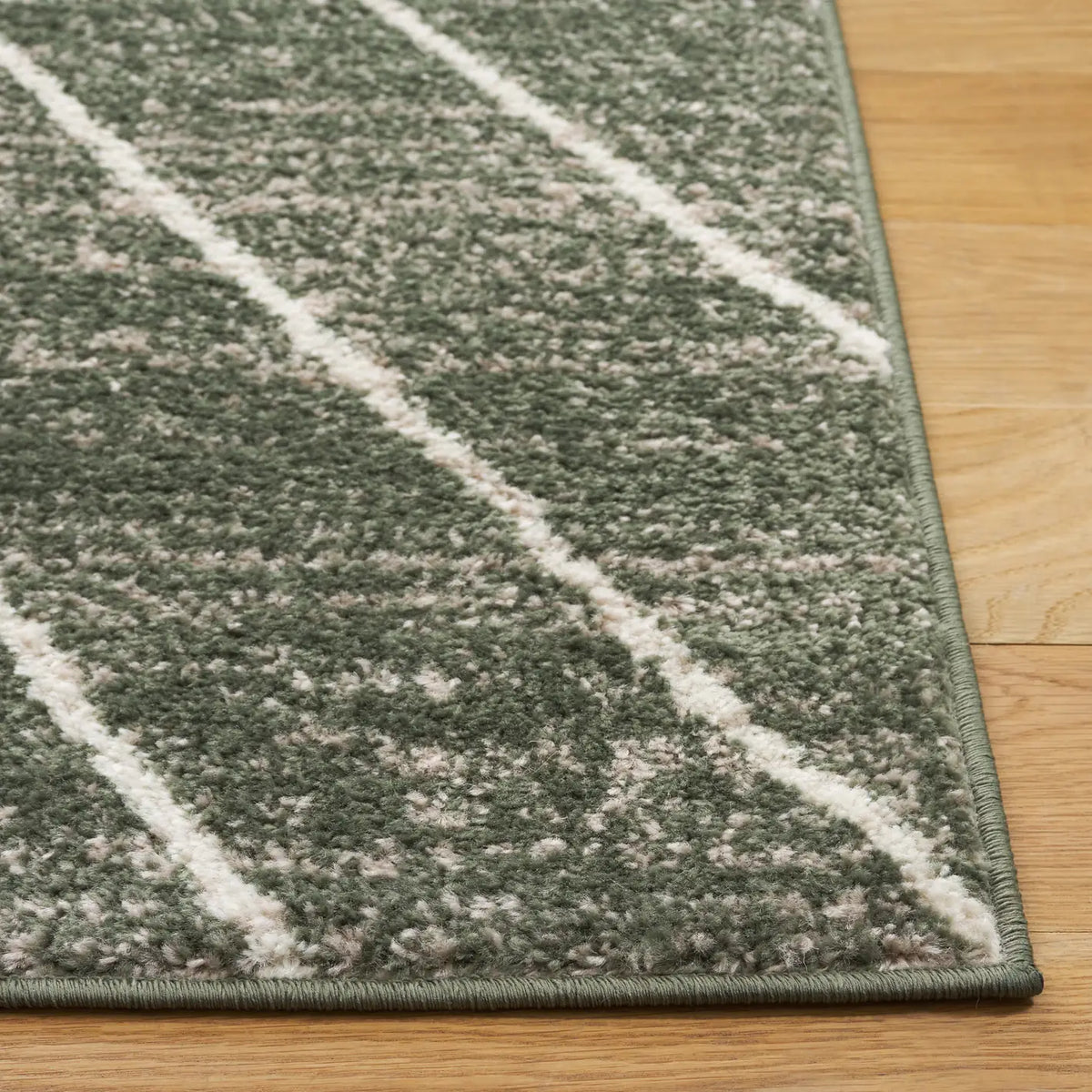 Safavieh Adirondack 4'-0" x 6'-0" Rug in Dark Green / Ivory