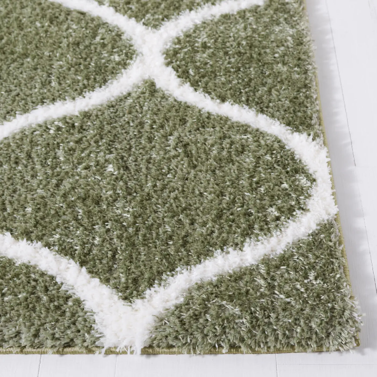 Safavieh Tahoe Shag 4'-0" x 6'-0" Rug in Sage / White