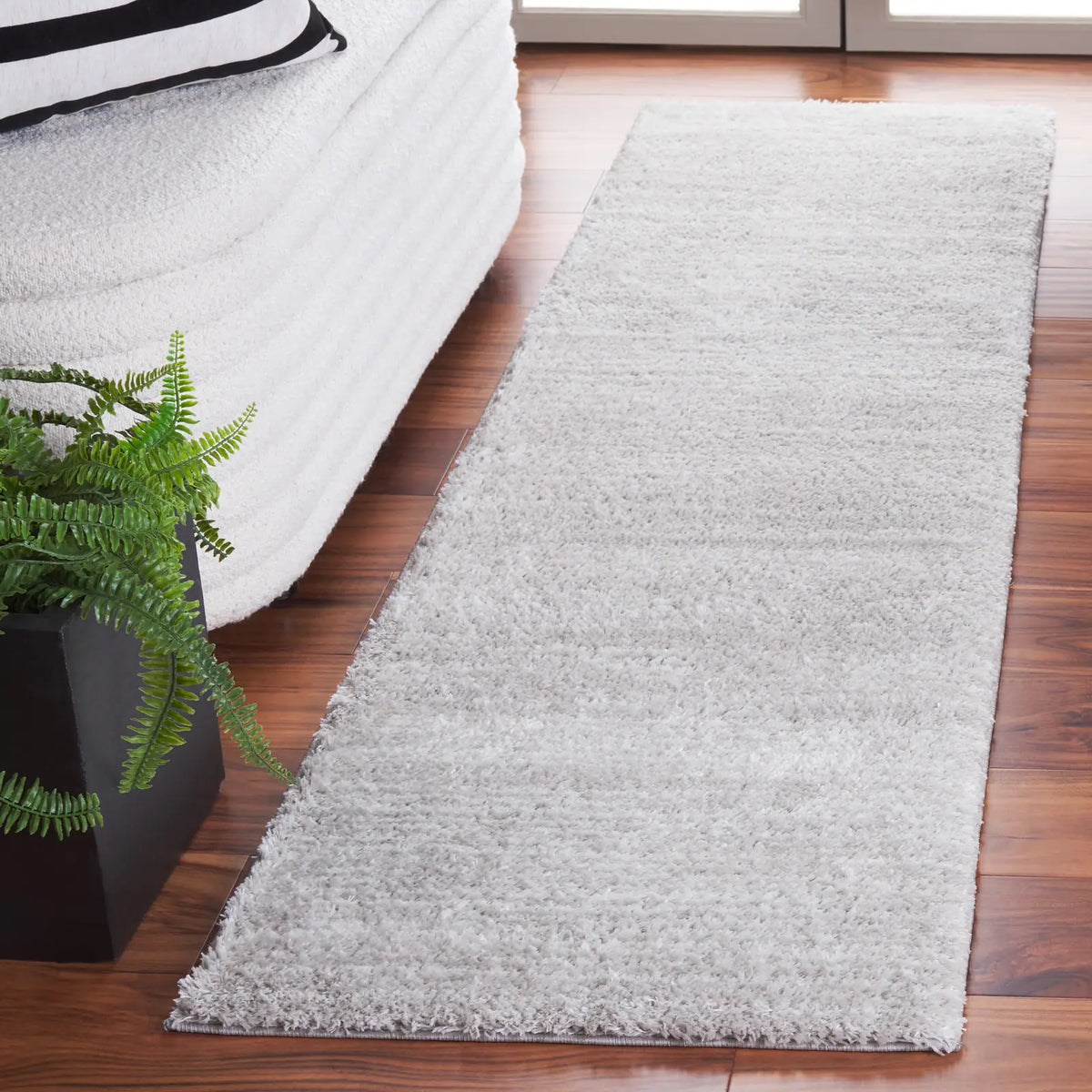 Safavieh Jasmine Shag 2'-0" x 8'-0" Rug in Light Grey / Ivory
