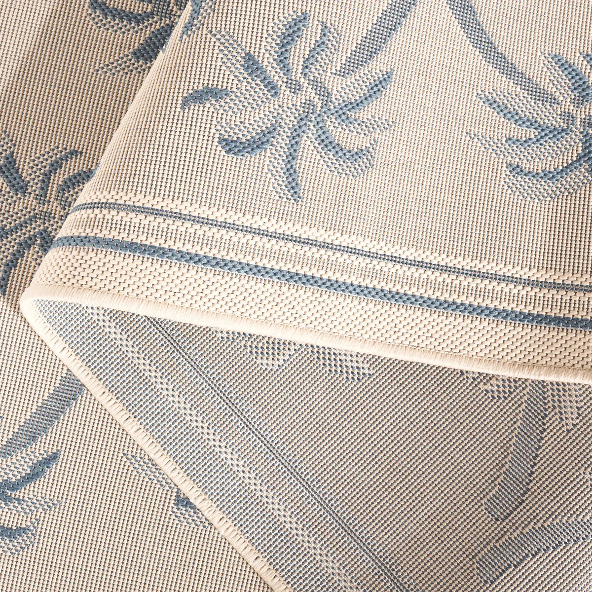 Safavieh Courtyard 4'-0" x 5'-7" Rug in Ivory / Blue