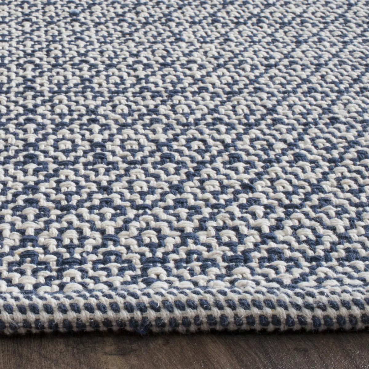 Safavieh Montauk 10'-0" x 14'-0" Rug in Ivory / Navy