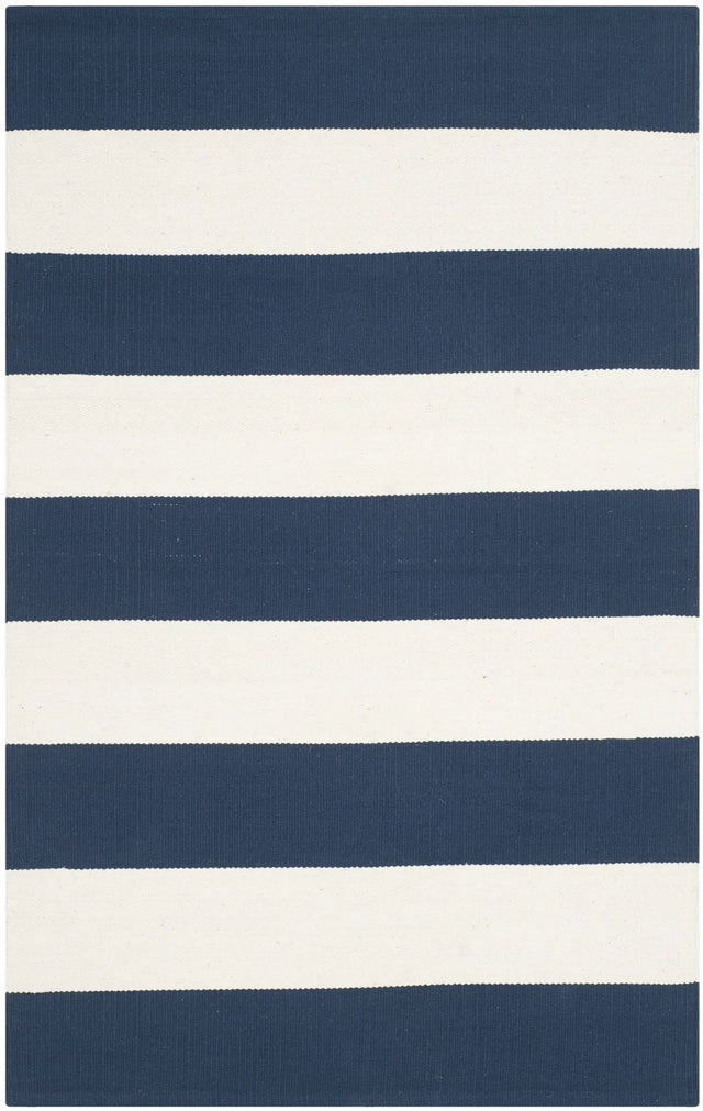 Safavieh Montauk 2'-6" x 4'-0" Rug in Navy / Ivory