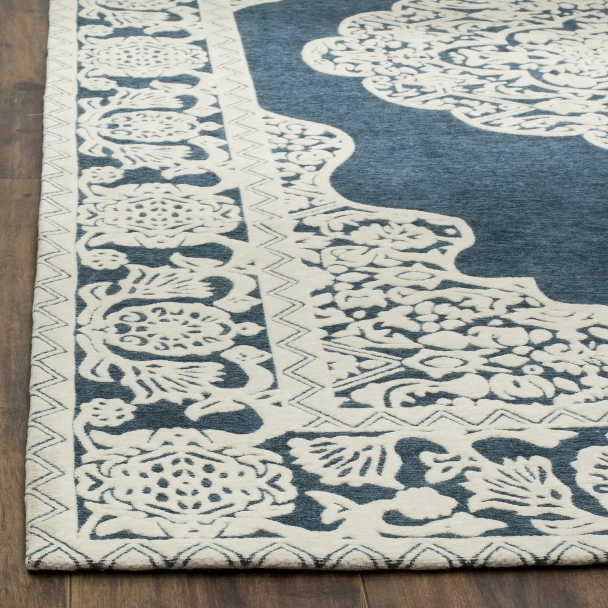 Safavieh Marbella 5'-0" x 8'-0" Rug in Dark Blue / Ivory