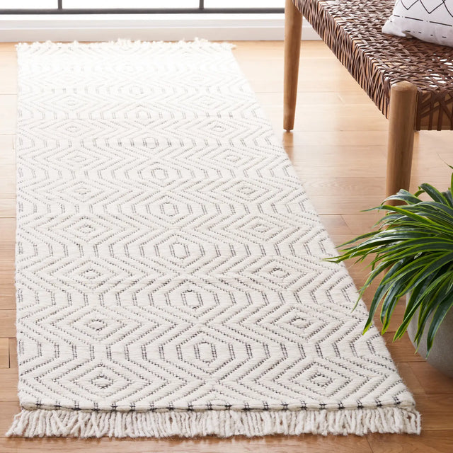 Safavieh Marbella 2'-3" x 8'-0" Rug in Ivory / Black