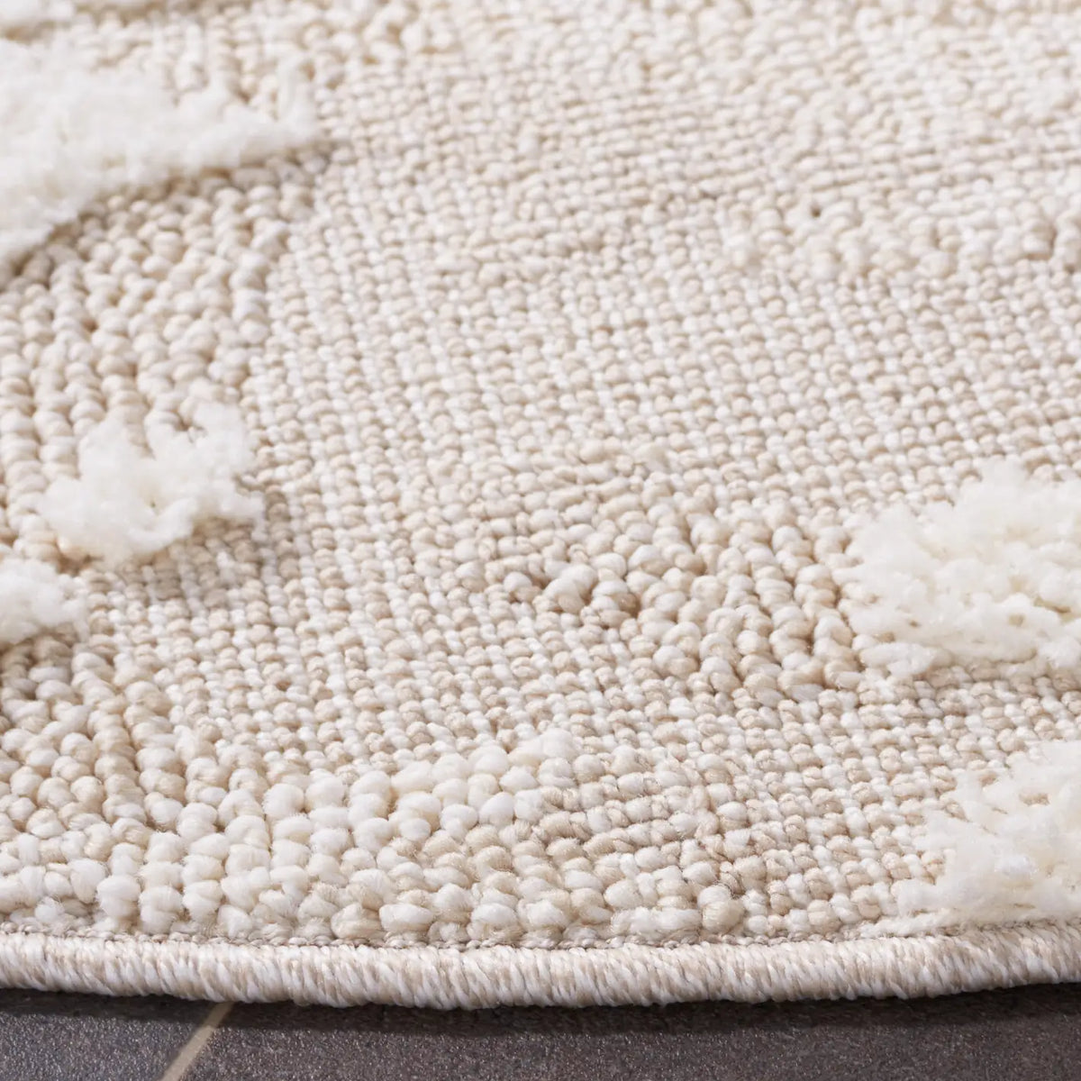Safavieh Trends 5'-3" x 5'-3" Rug in Beige / Ivory