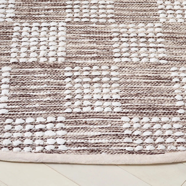 Safavieh Montauk 6'-0" x 6'-0" Rug in Brown / Ivory