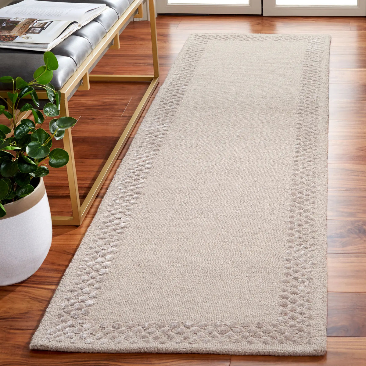 Safavieh Glamour 2'-3" x 8'-0" Rug in Beige