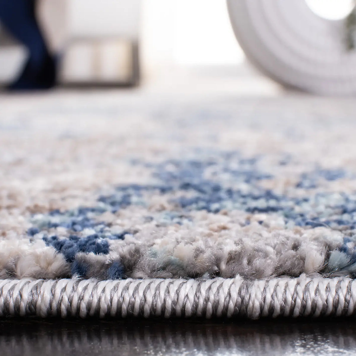 Safavieh Aston 4'-0" x 6'-0" Rug in Grey / Navy