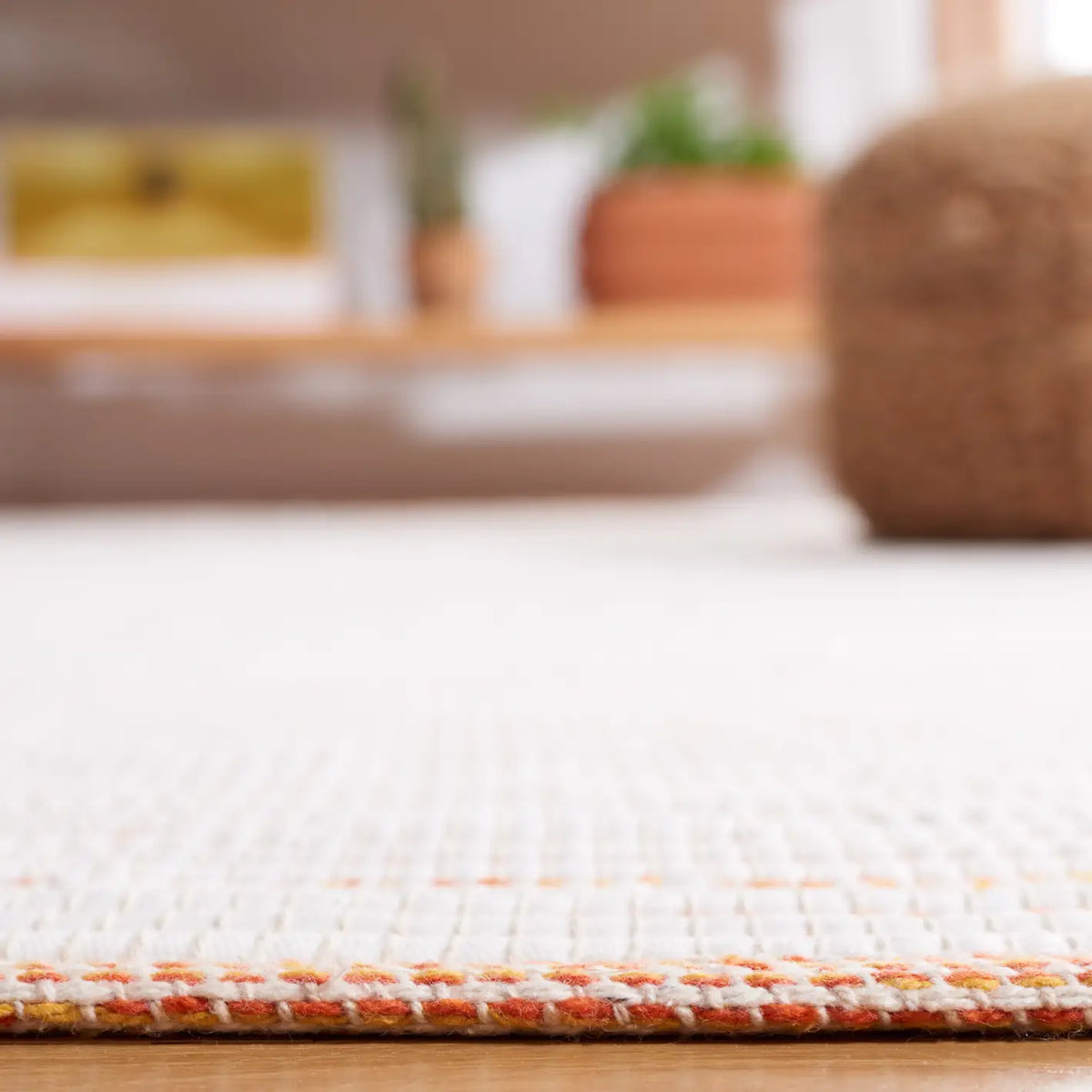 Safavieh Montauk 4'-0" x 6'-0" Rug in Red / Ivory