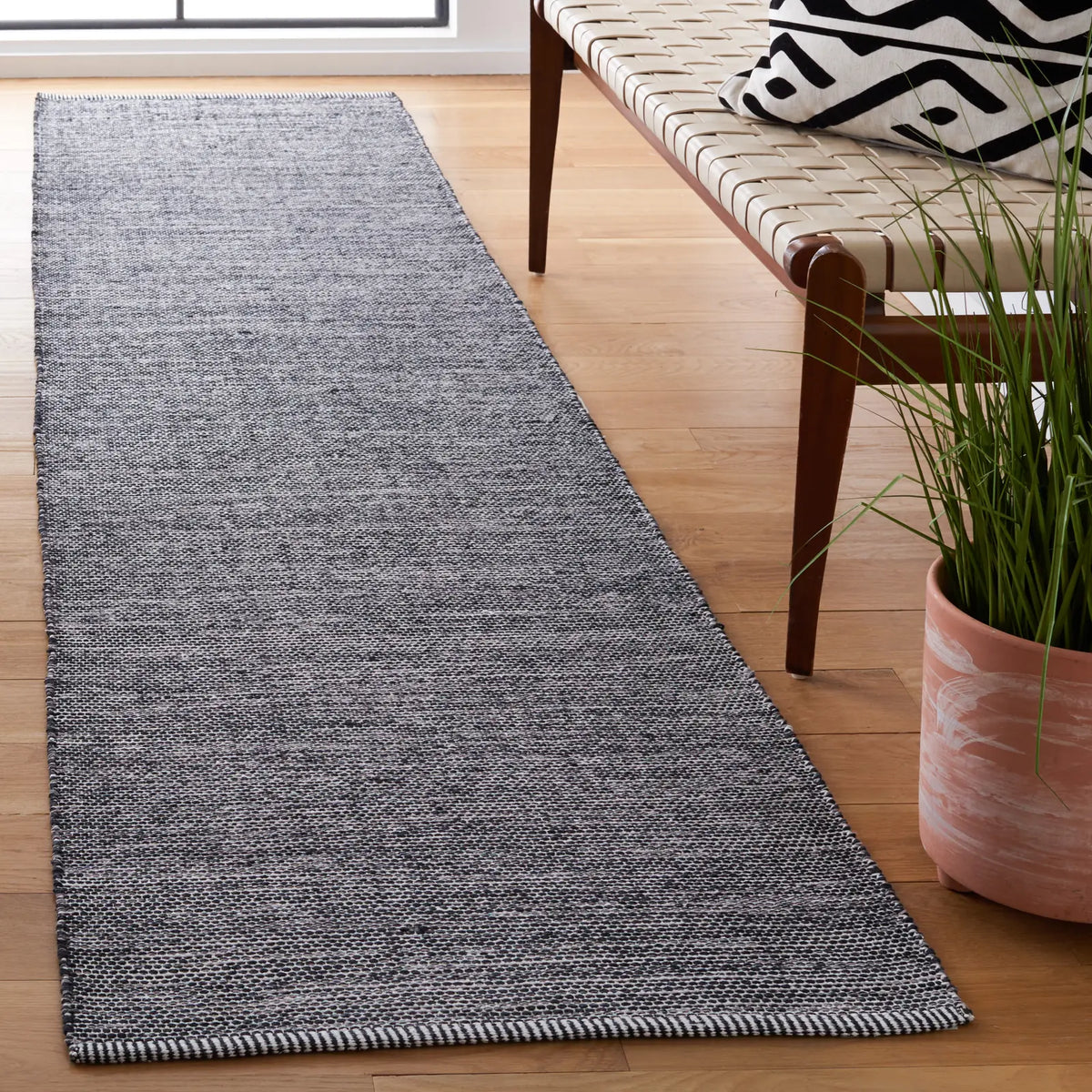 Safavieh Montauk 2'-3" x 9'-0" Rug in Black / Ivory