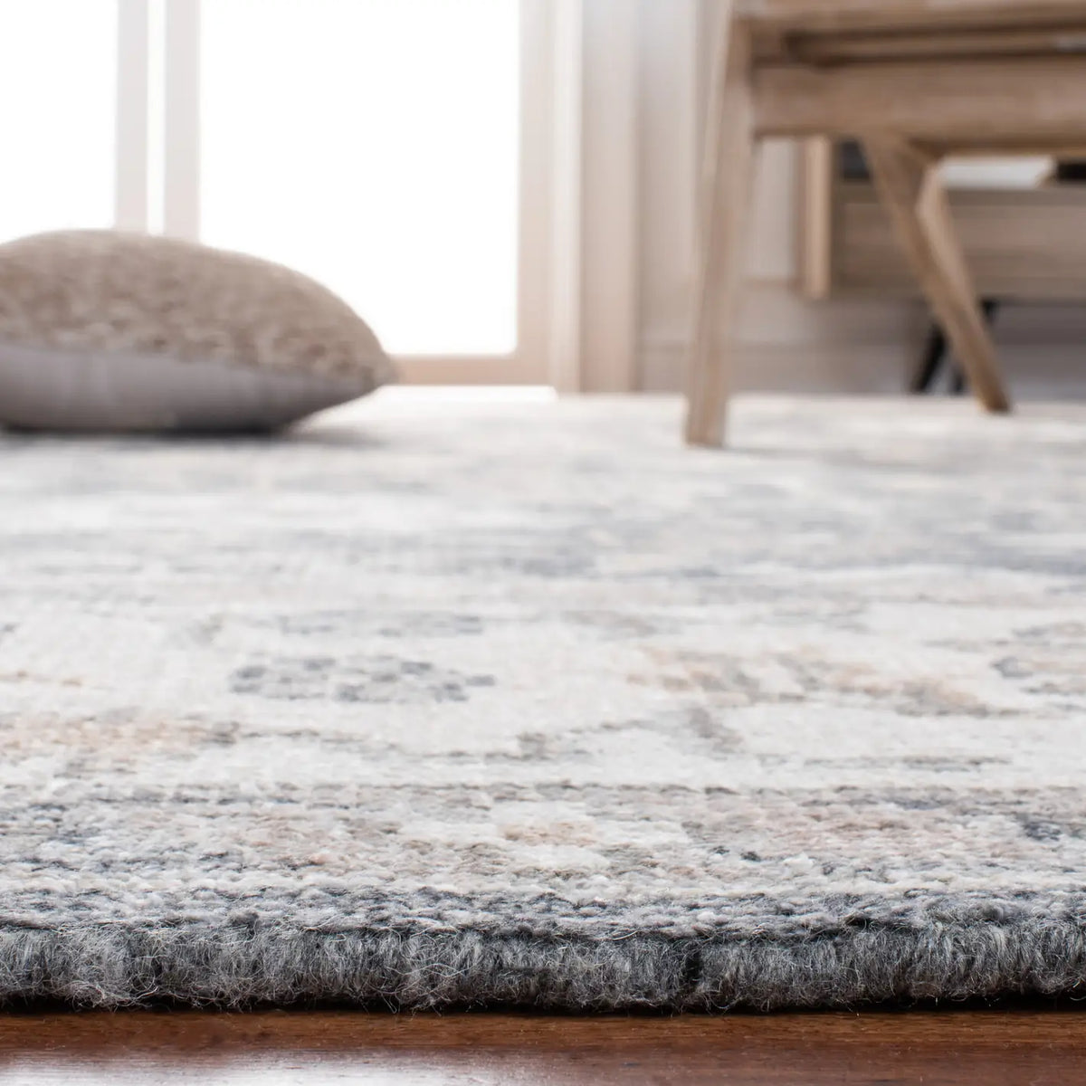 Safavieh Maharaja 8'-0" x 10'-0" Rug in Charcoal / Ivory