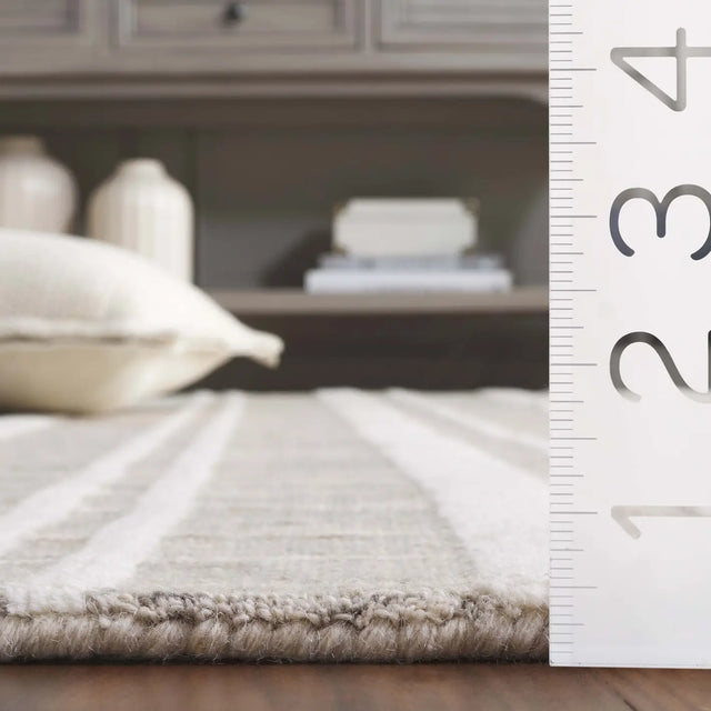 Safavieh Fifth Avenue 4'-0" x 6'-0" Rug in Ivory / Taupe