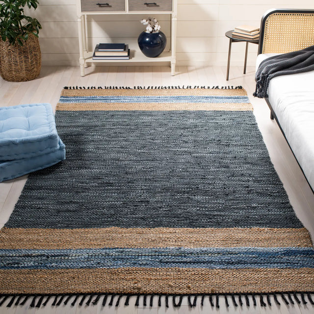 Safavieh Vintage Leather 4'-0" x 6'-0" Rug in Blue / Natural