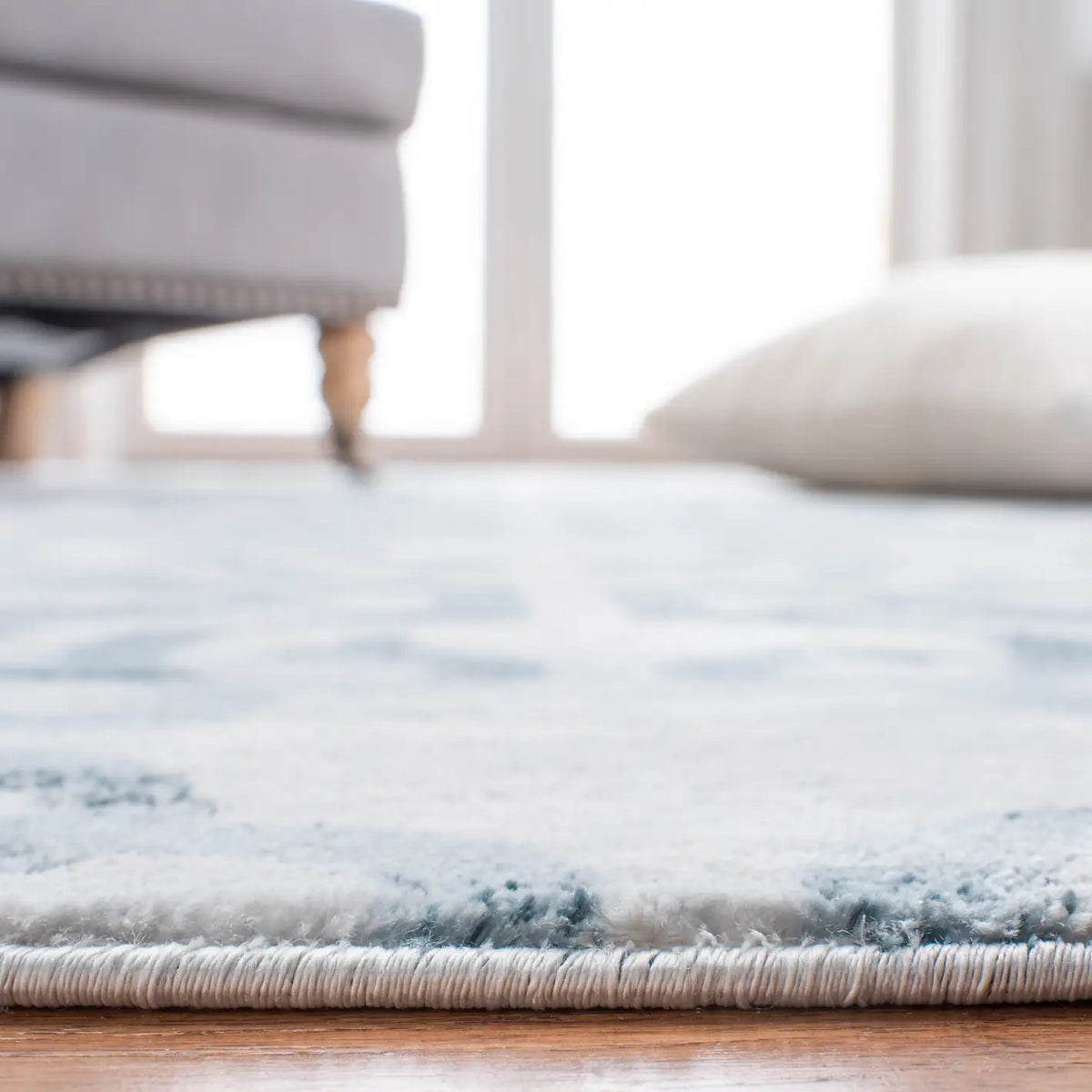 Safavieh Martha Stewart Isabella 4'-0" x 6'-0" Rug in Navy / Ivory