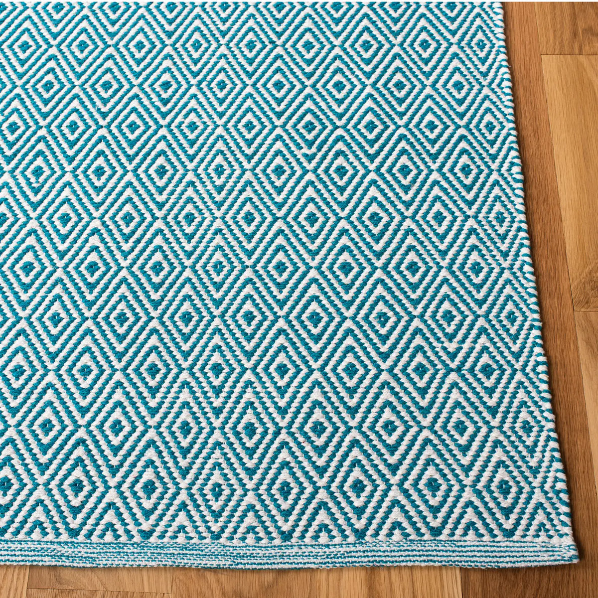 Safavieh Montauk 4'-0" x 6'-0" Rug in Ivory / Turquoise