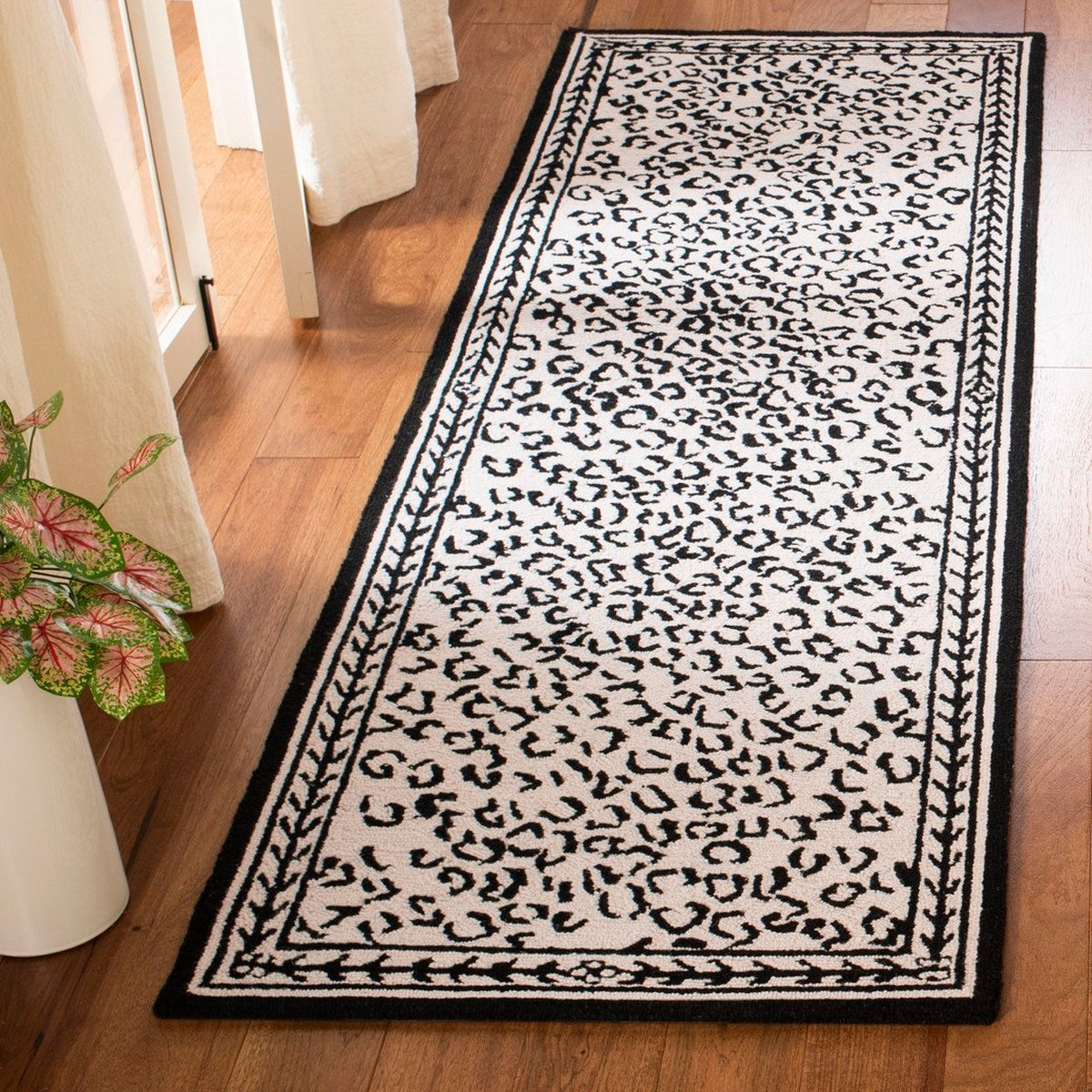 Safavieh Chelsea hk15c White / Black Rugs