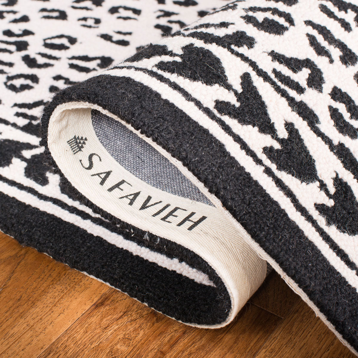Safavieh Chelsea hk15c White / Black Rugs