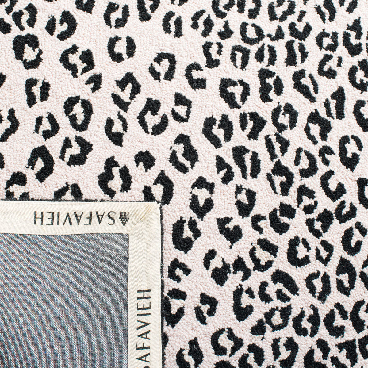 Safavieh Chelsea hk15c White / Black Rugs