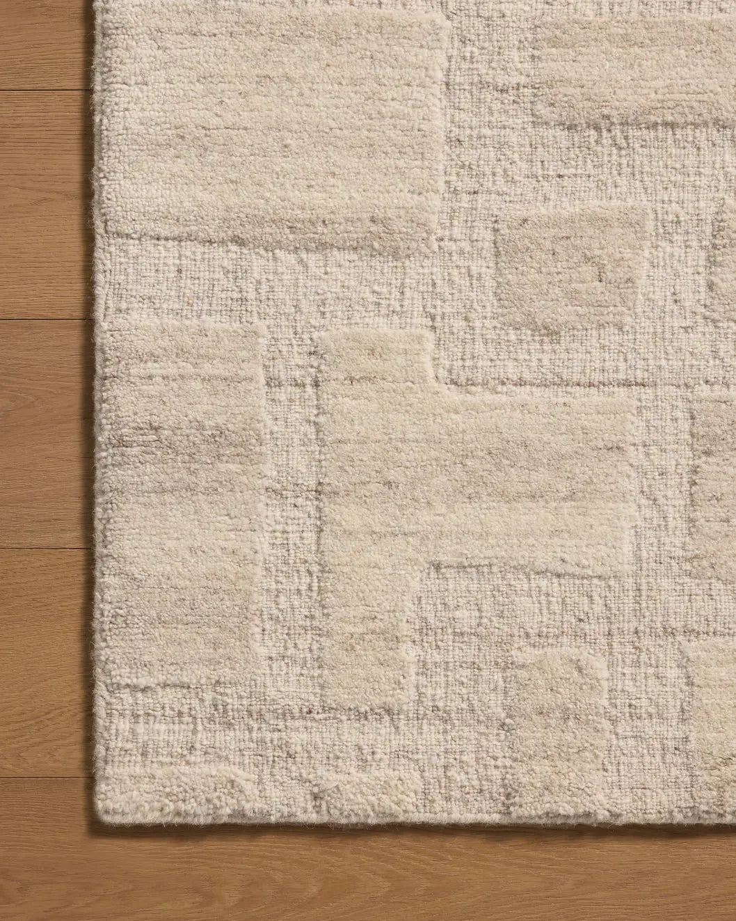 Loloi Hartley HRT-01 Ivory / Natural Rug - corner on wood