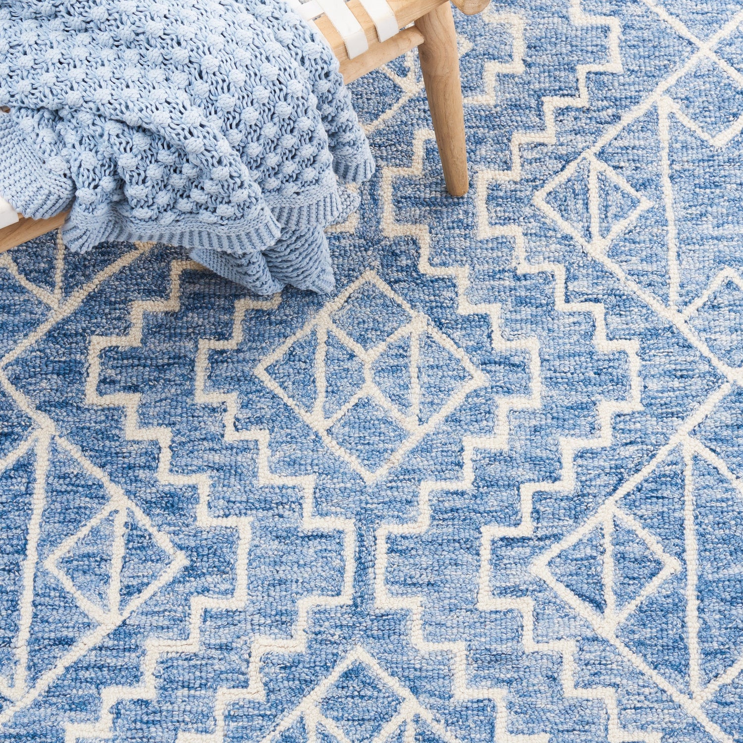 Safavieh Metro Met458M Blue/Ivory Rug.