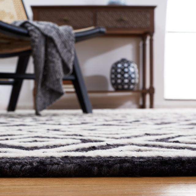 Safavieh Metro Met460Z Black/Ivory Rug.