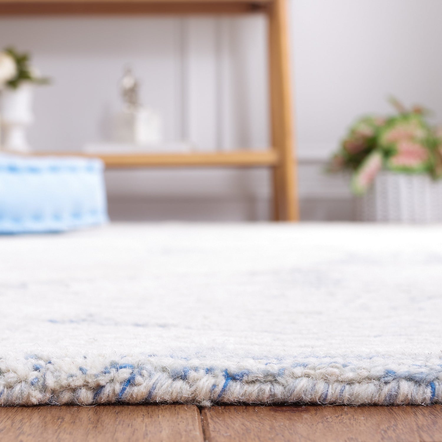 Safavieh Metro Met880M Blue/Ivory Rug.