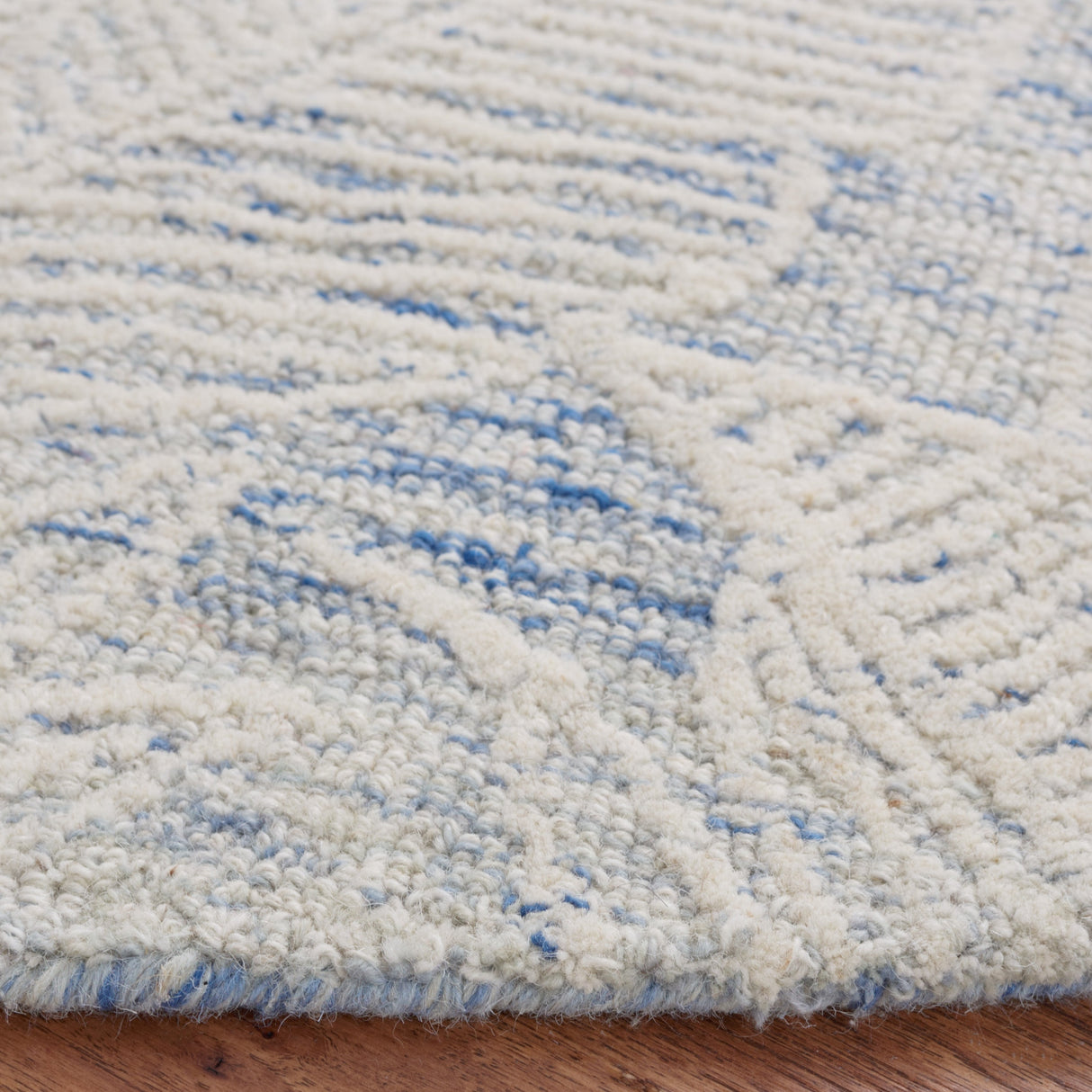 Safavieh Metro Met880M Blue/Ivory Rug.