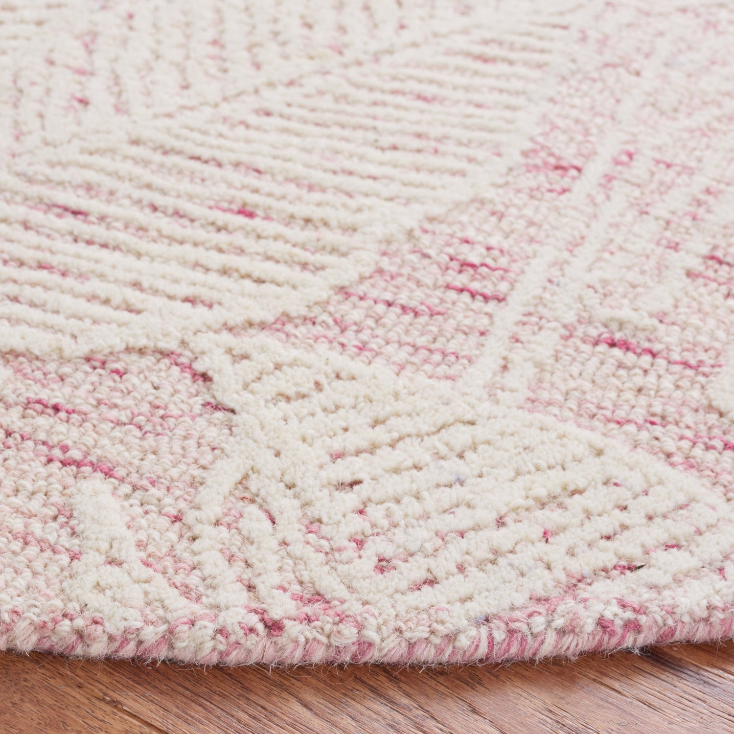Safavieh Metro Met880U Pink/Ivory Rug.