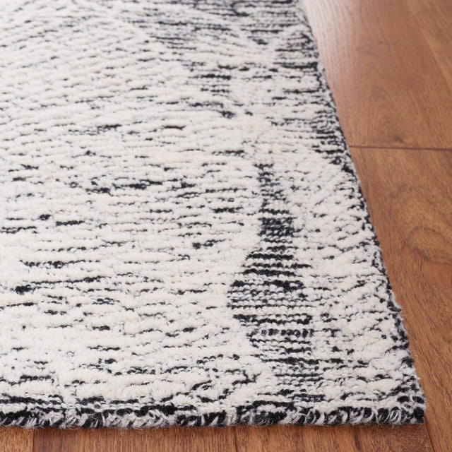 Safavieh Metro Met880Z Black/Ivory Rug.