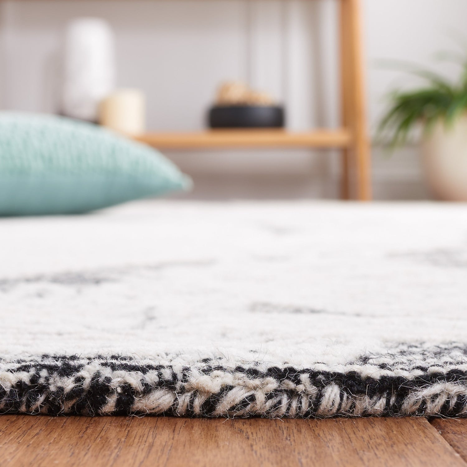 Safavieh Metro Met880Z Black/Ivory Rug.