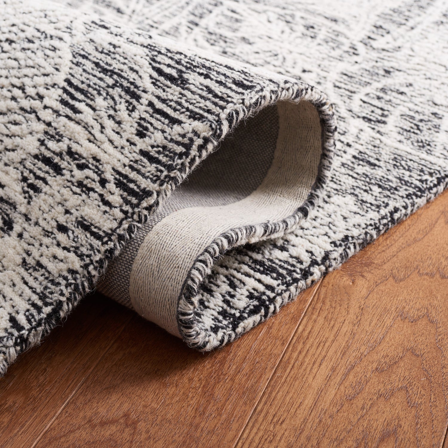 Safavieh Metro Met880Z Black/Ivory Rug.