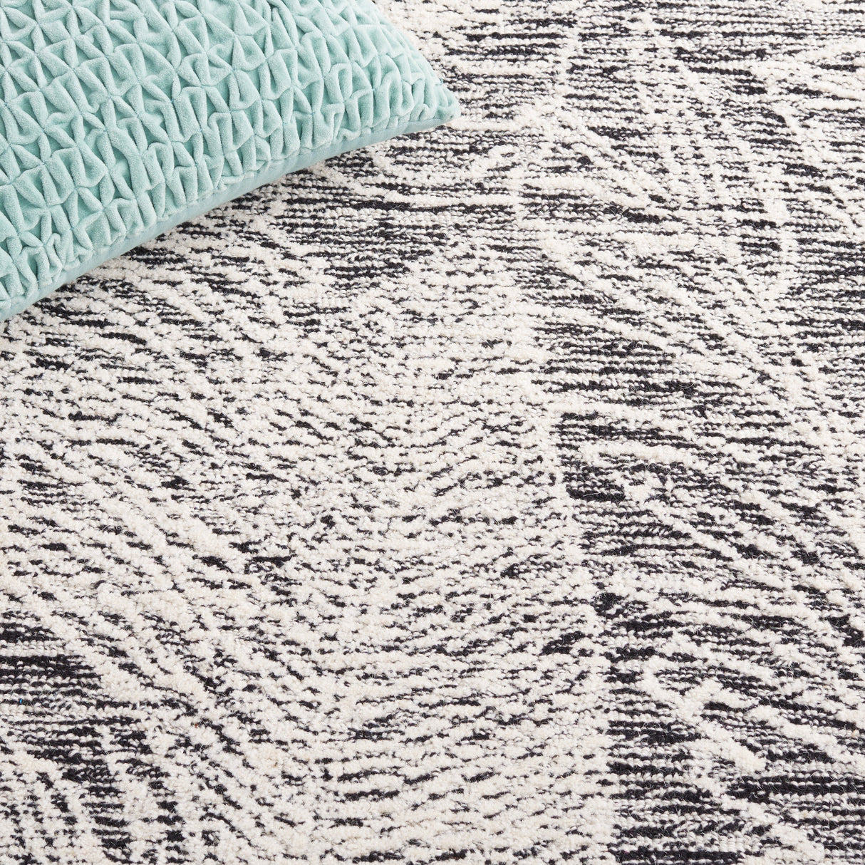 Safavieh Metro Met880Z Black/Ivory Rug.