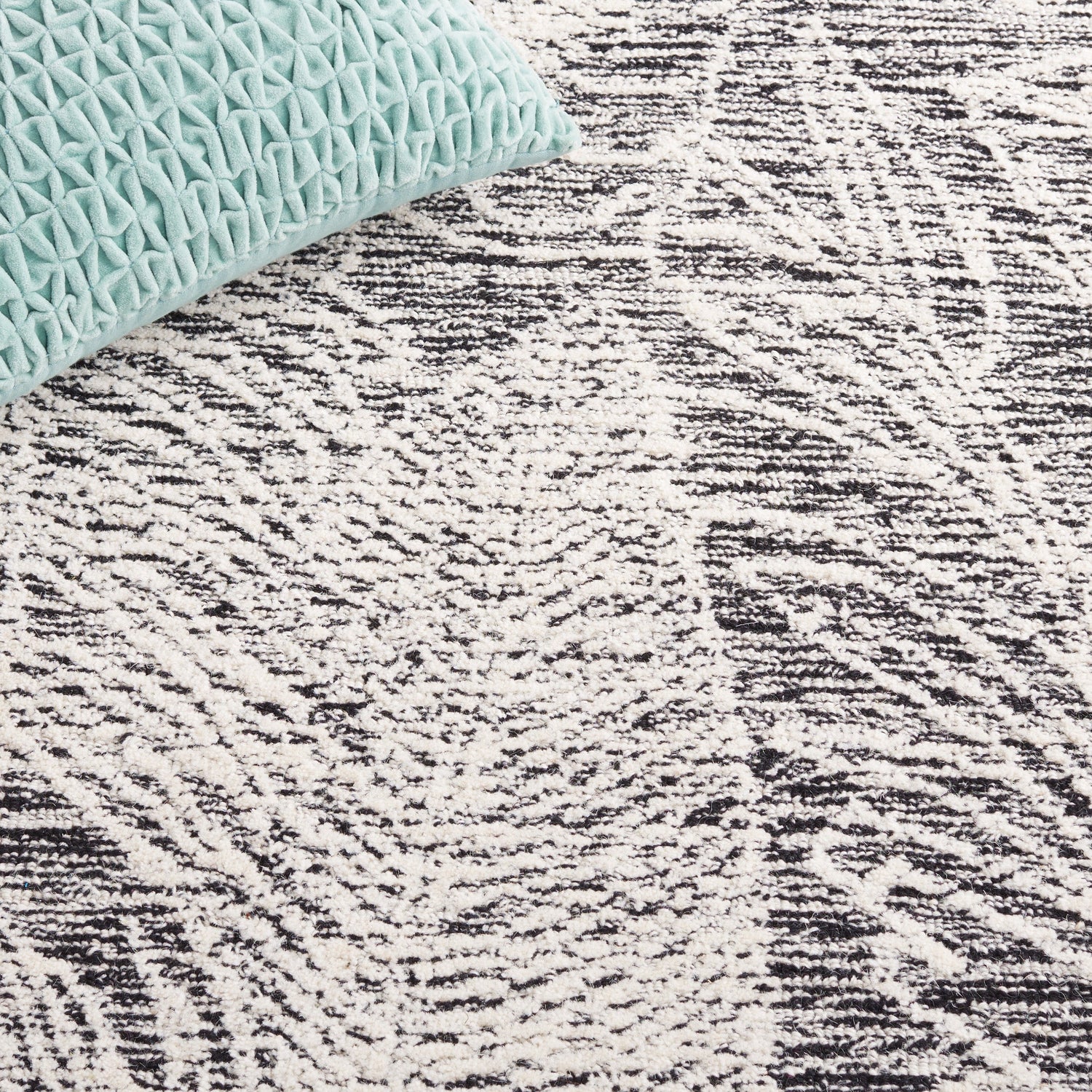 Safavieh Metro Met880Z Black/Ivory Rug.