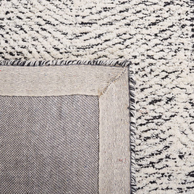 Safavieh Metro Met880Z Black/Ivory Rug.