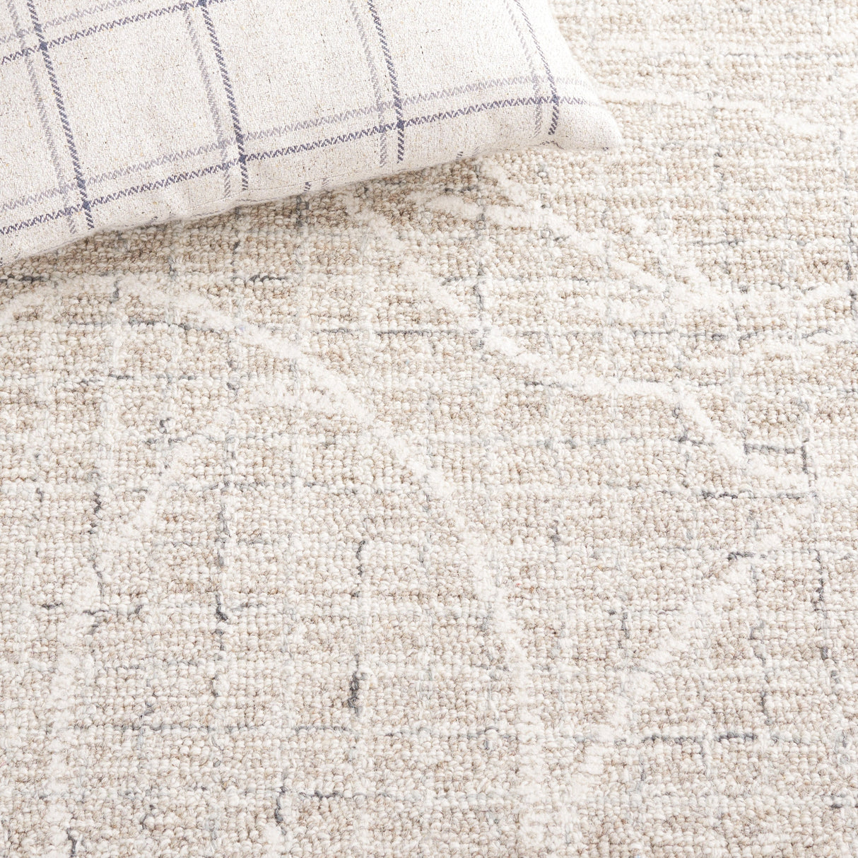 Safavieh Metro Met881B Beige/Ivory Rug.